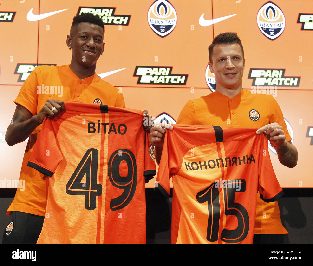 Kiew, Ukraine. 12 Sep, 2019. FC Shakhtar Donetsk neue Spieler VITAO (L) und YEVHEN KONOPLYANKA (R) pose mit Trikots während Ihrer Präsentation als neue der FC Shakhtar Donetsk Spieler in Kiew, Ukraine, 12. September 2019. Credit: Serg Glovny/ZUMA Draht/Alamy leben Nachrichten Stockfoto