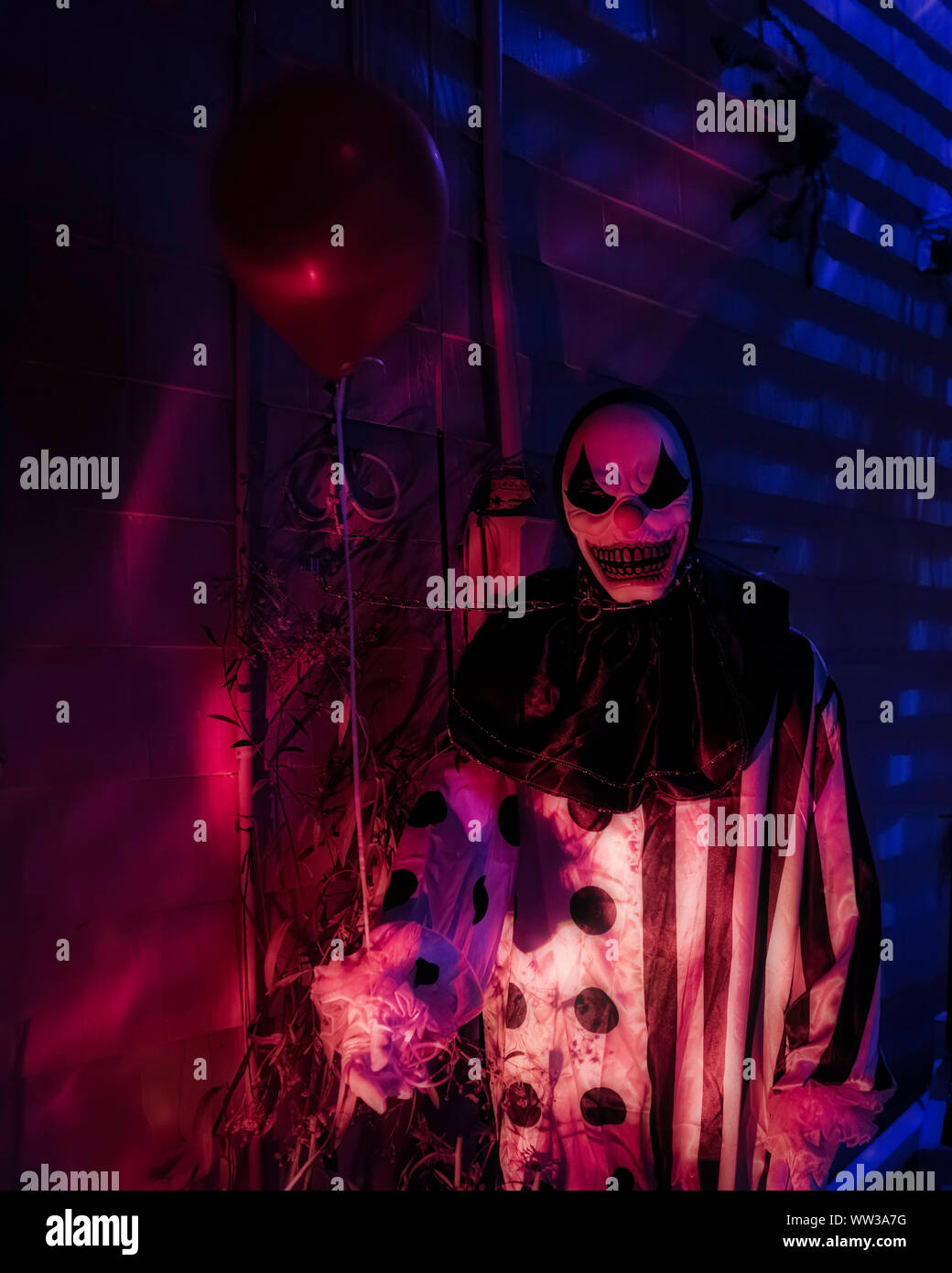 Salem, Massachusetts, USA 10/31/2015. Scary Halloween Clown mit Ballon Stockfoto
