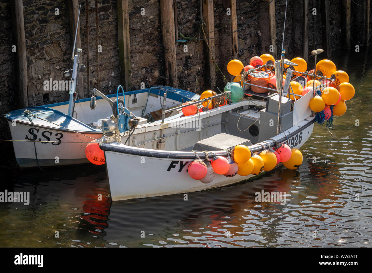 Bunte Boote, Fischerboote und Fischkutter in Polperro und Looe, Cornwall UK Mevaggisey Häfen. Stockfoto