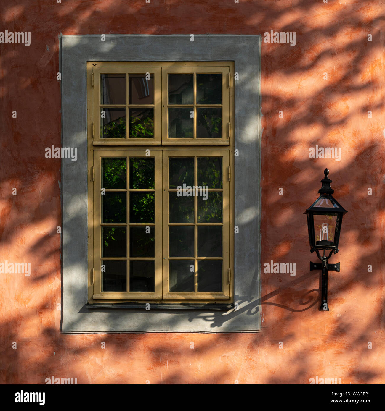 Stockholm, Schweden. September 2019. Eine alte Fenster im Schatten eines Baumes auf der Insel Gamla Stan Stockfoto