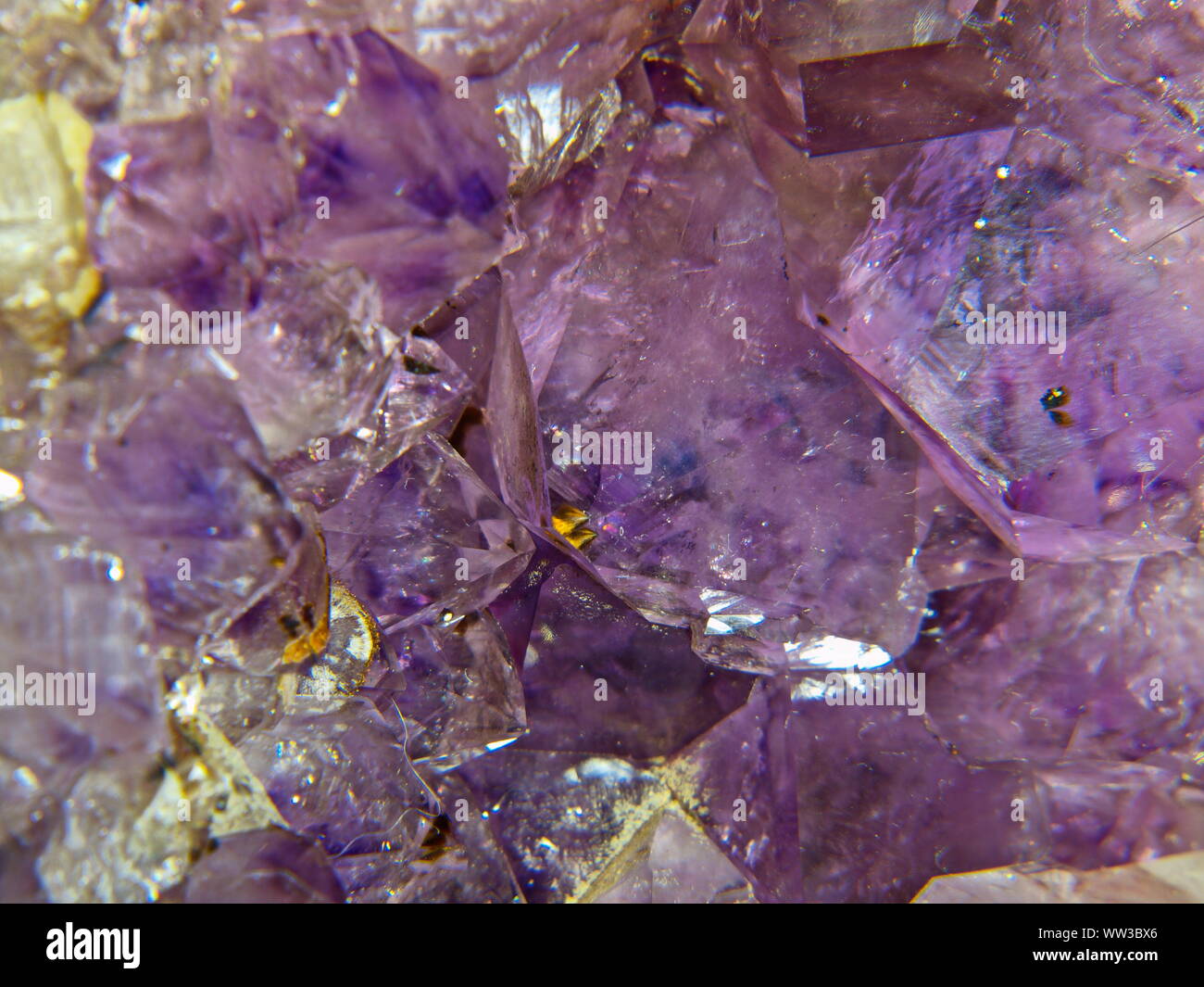 Eine bunte Nahaufnahme Makroaufnahme - Foto von einem lila Amethyst geode Kristall, geologische Formation Stockfoto