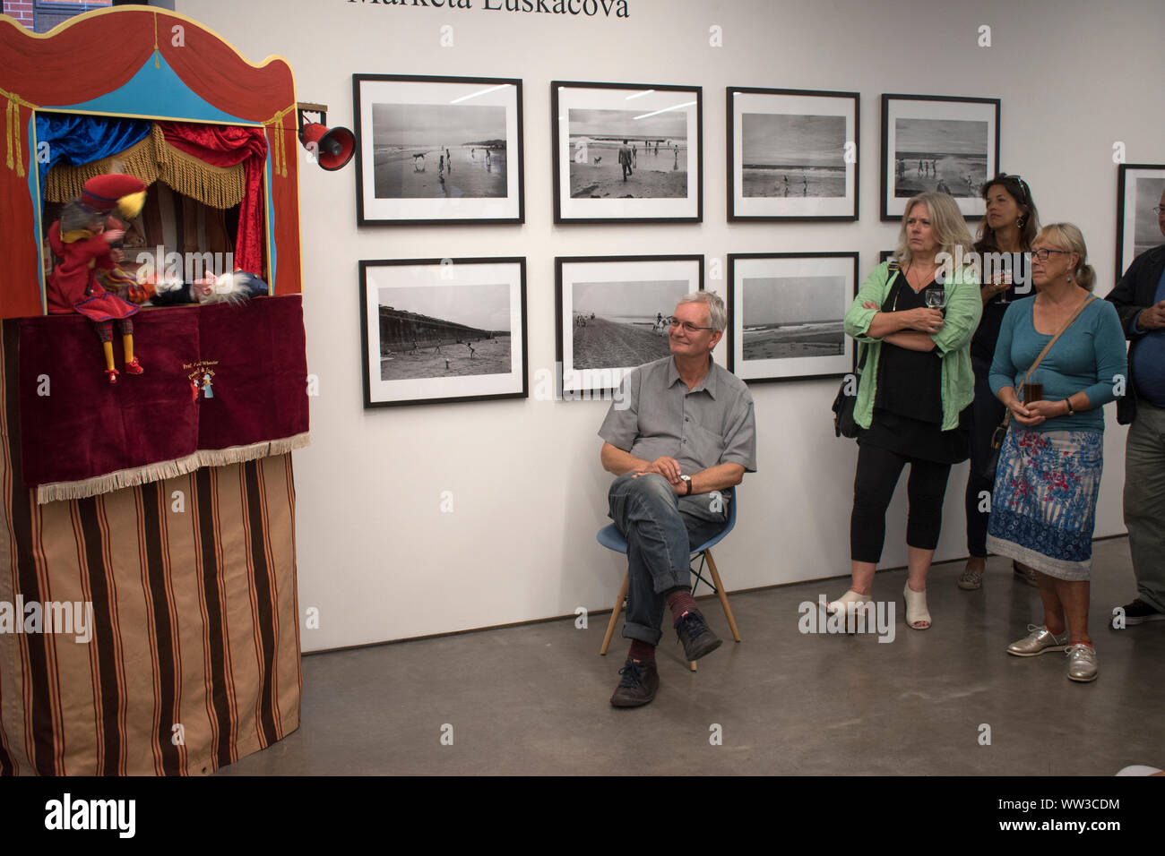 Fotograf Martin Parr (sitzend) bei der Martin Parr Stiftung MPF Galerie Bristol. Ausstellung Arbeiten von Marketa Luskacova 2010 s2019 HOMER SYKES Stockfoto