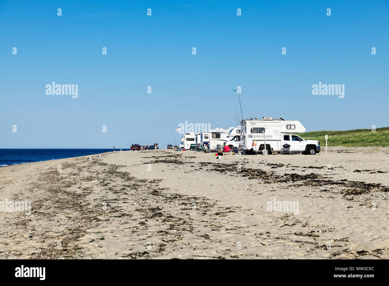 Wohnmobile eingerichtet entlang Race Point Beach, Provincetown, Cape Cod, Massachusetts, USA. Stockfoto