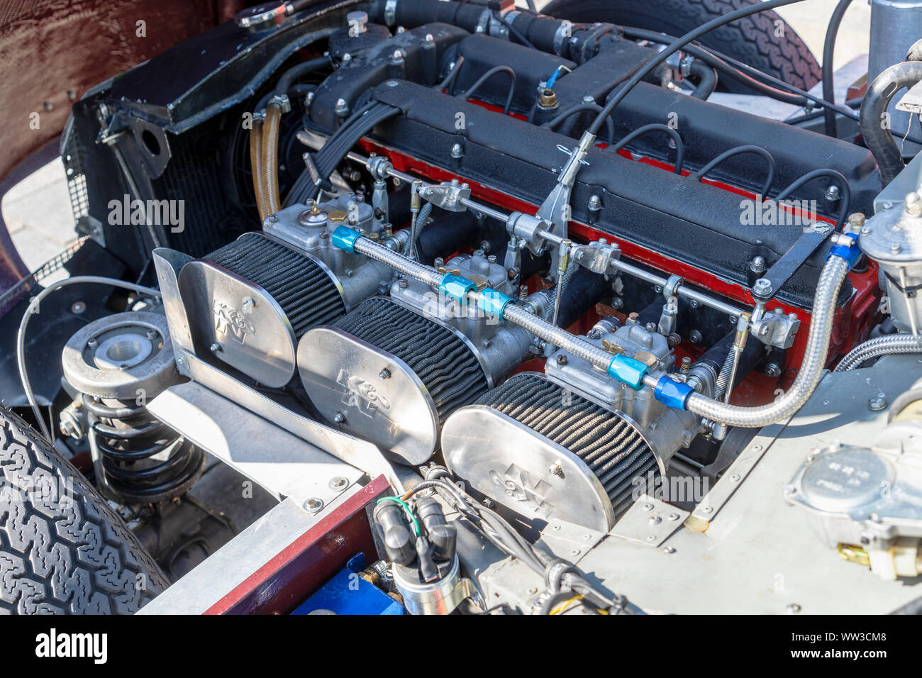 Klassische gerade 6 Zylinder Leistung Aston Martin Motor mit Weber Vergasern und K&N Luftfilter eingebaut Stockfoto