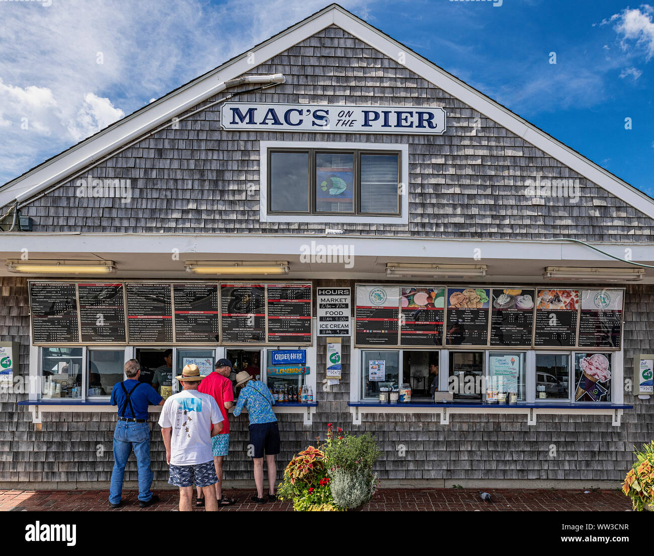 Mac's auf der Pier bietet frische Meeresfrüchte in Wellfleet Harbor, Cape Cod, Massachusetts, USA. Stockfoto