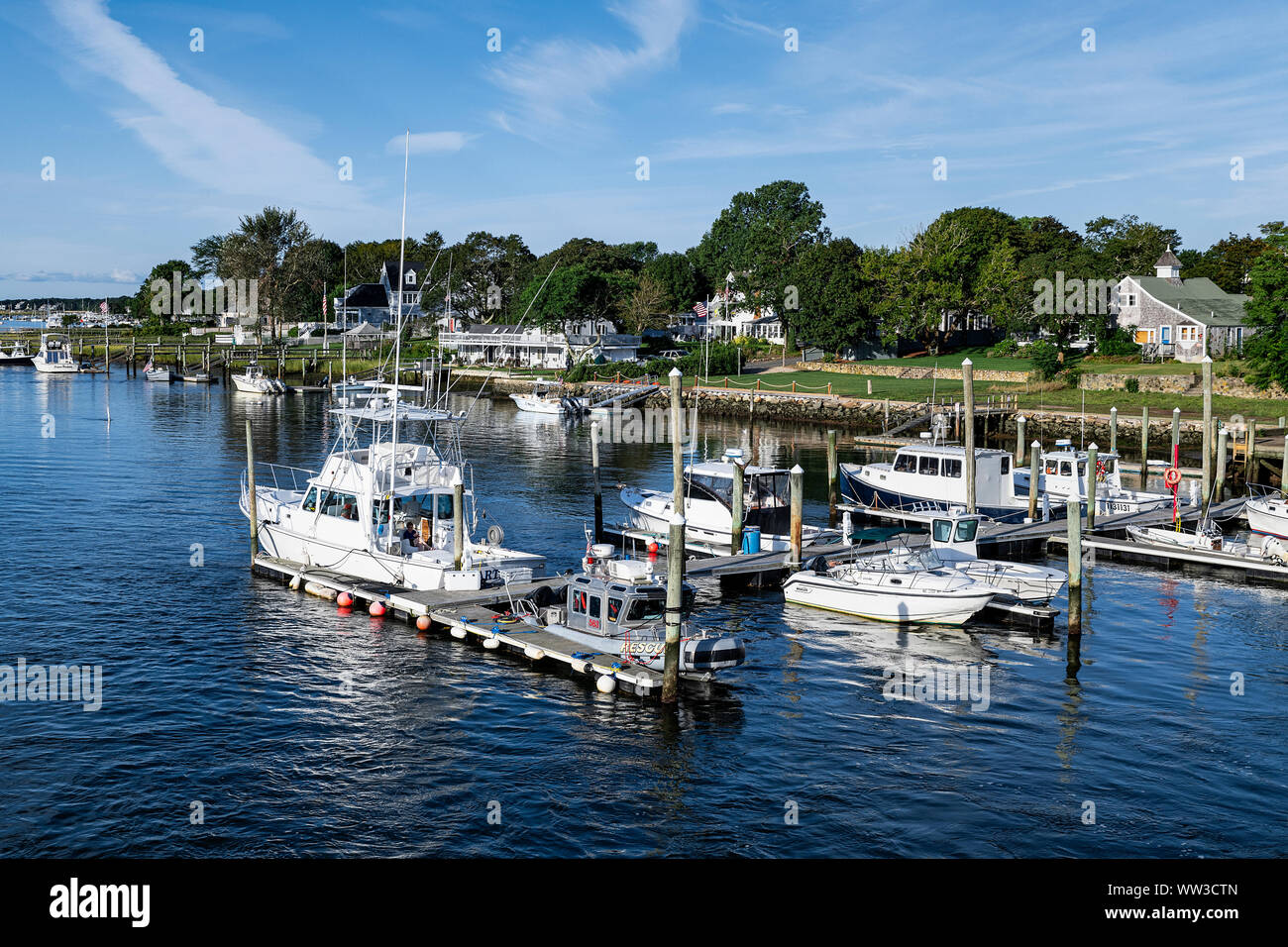 Boote angedockt an Bass River, South Yarmouth, Cape Cod, Massachusetts, USA. Stockfoto