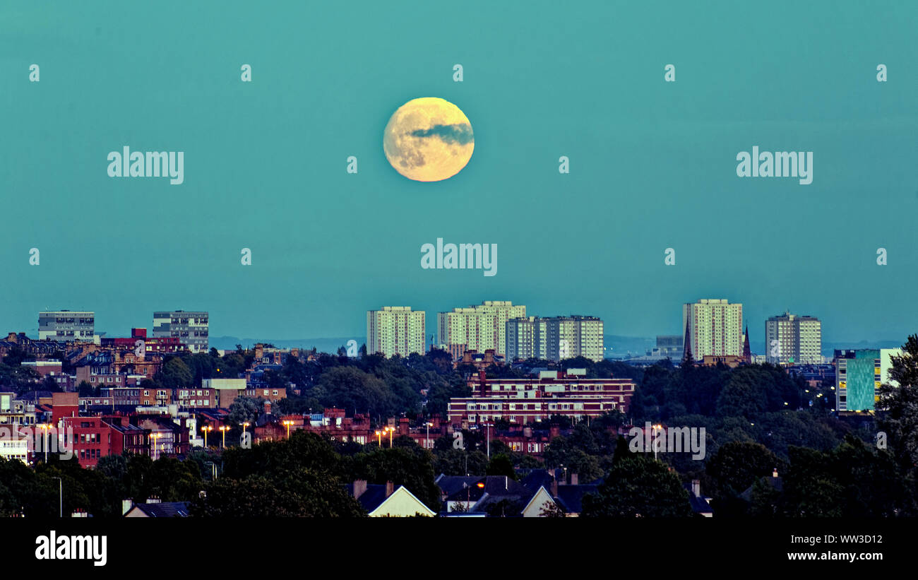 Glasgow, Schottland, Großbritannien. 12 Sep, 2019. Clear Sky mit einer kleinen Wolke, die aussieht wie eine Sonnenbrille ein Harvest Moon über das West End und der Wolkenkratzer über die Innenstadt. Credit: Gerard Fähre / alamy Leben Nachrichten Stockfoto