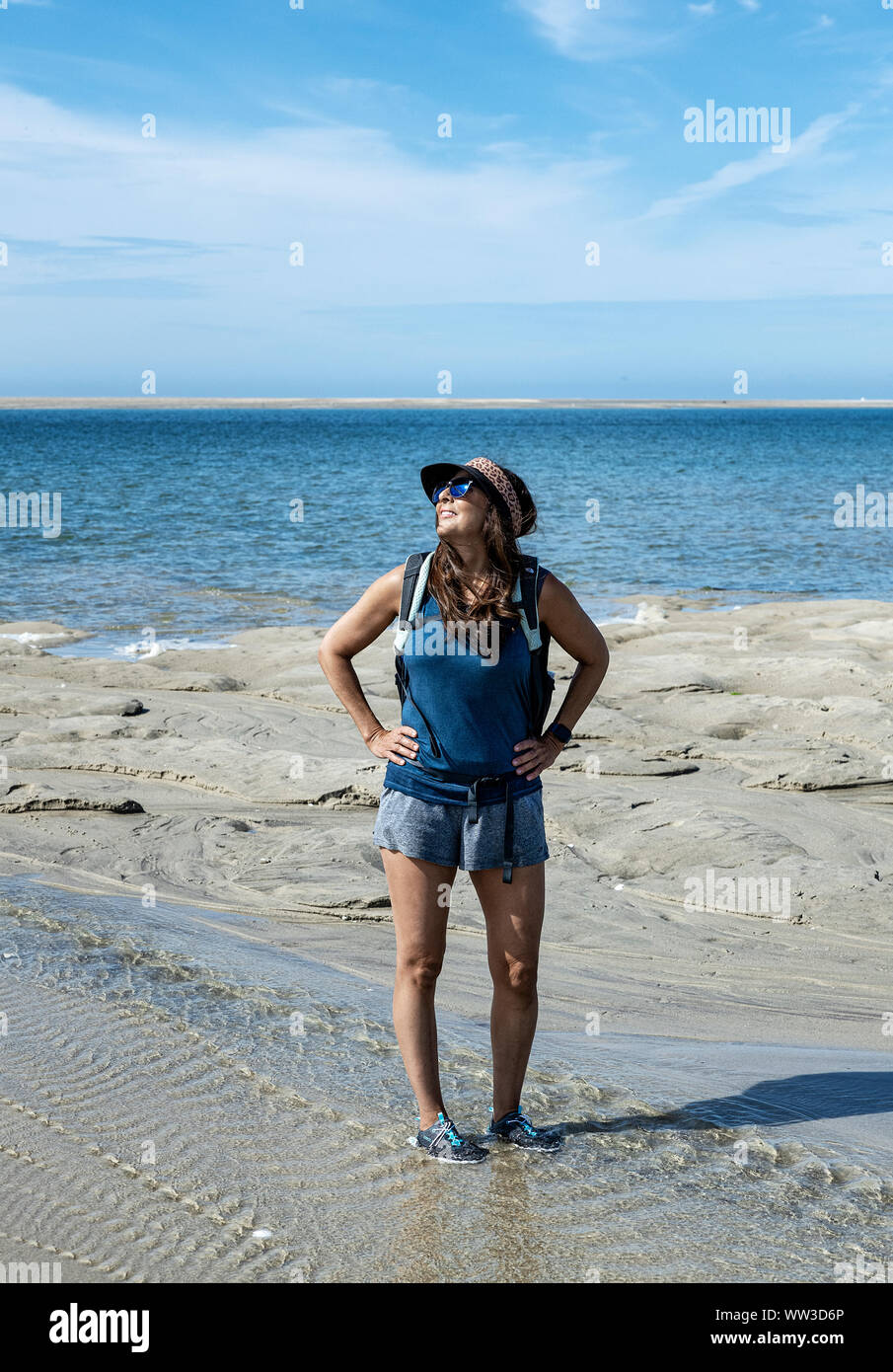 Frau genießt die Sonne und kühlen Meer Wasser beim Wandern, Chatham, Cape Cod, Massachusetts, USA. Stockfoto