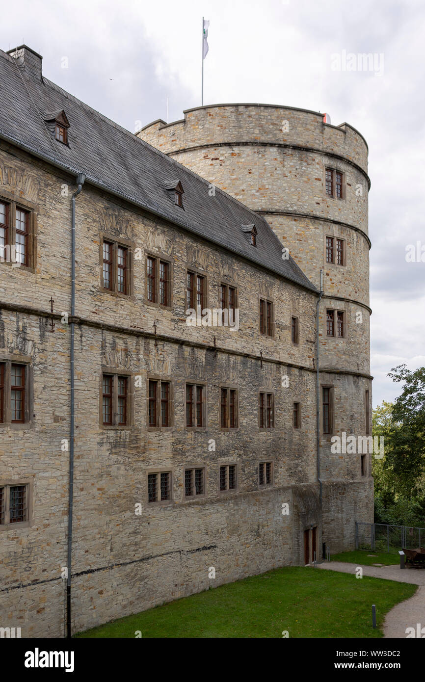 Mauer der Eingang und das Portal in den Wewelburg schloss mit dem grossen runden Turm im Hintergrund Stockfoto