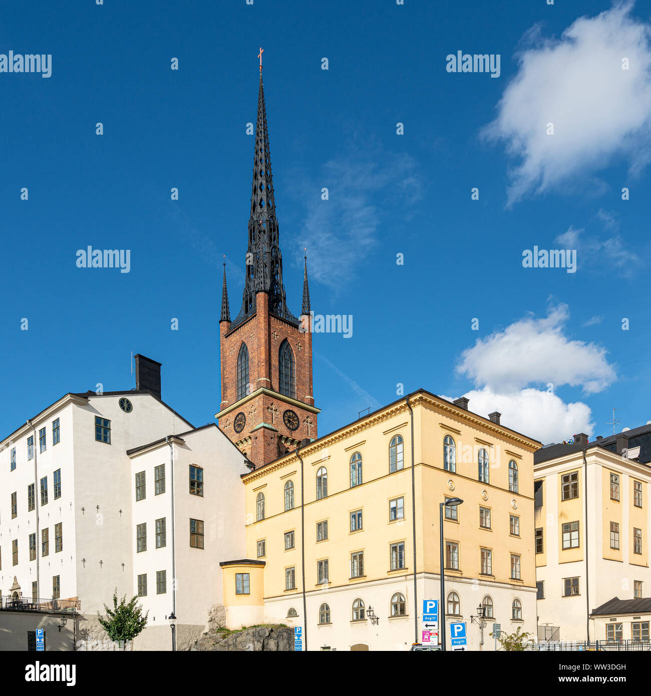 Stockholm, Schweden. September 2019. Blick auf den Glockenturm der Riddarholmen Kirche unter den alten Häusern der Insel Gamla Stan Stockfoto