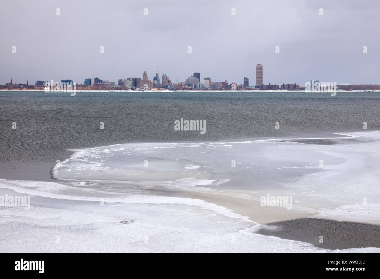 See Eis und der Büffel Skyline, wo Lake Erie den Niagara River in Fort Erie, Ontario, Kanada entspricht. Stockfoto