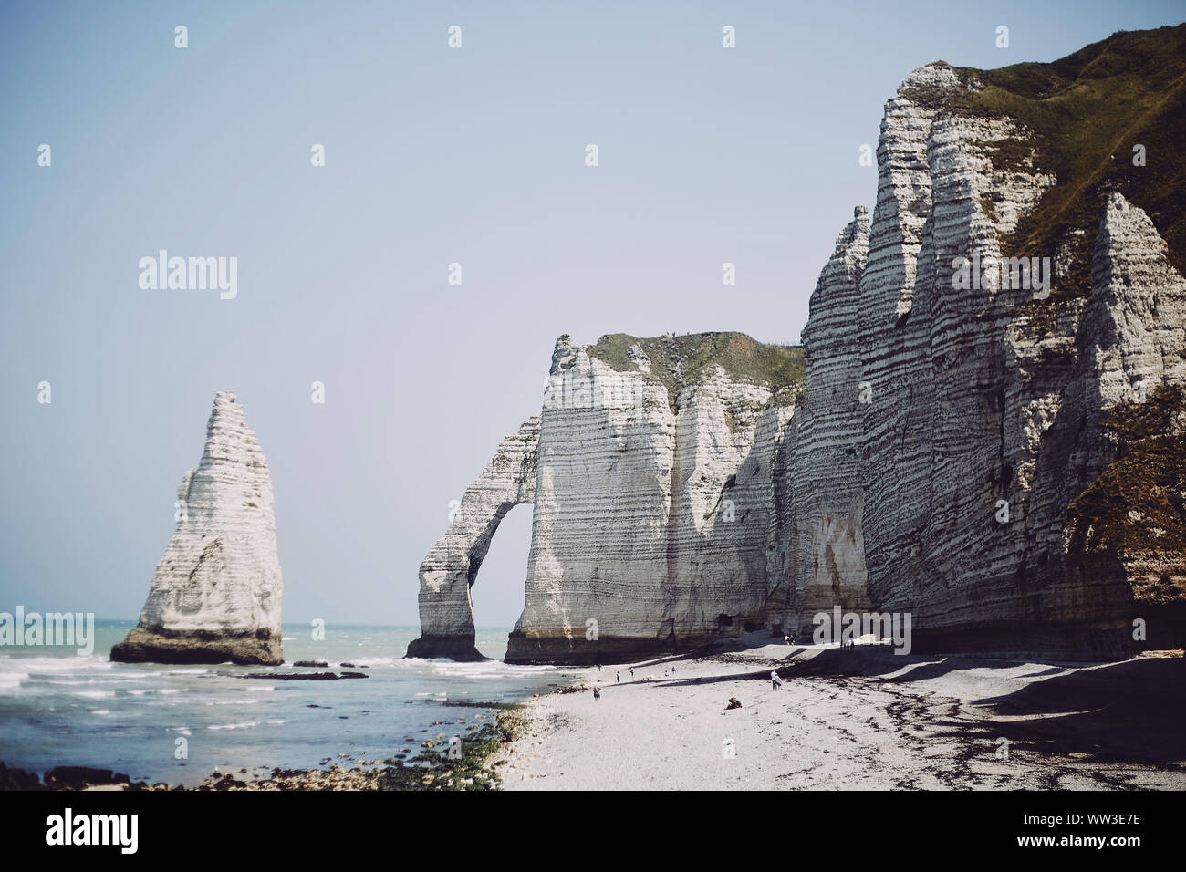 Schönen weißen Felsen an der Küste der Normandie in der blauen Himmel Stockfoto