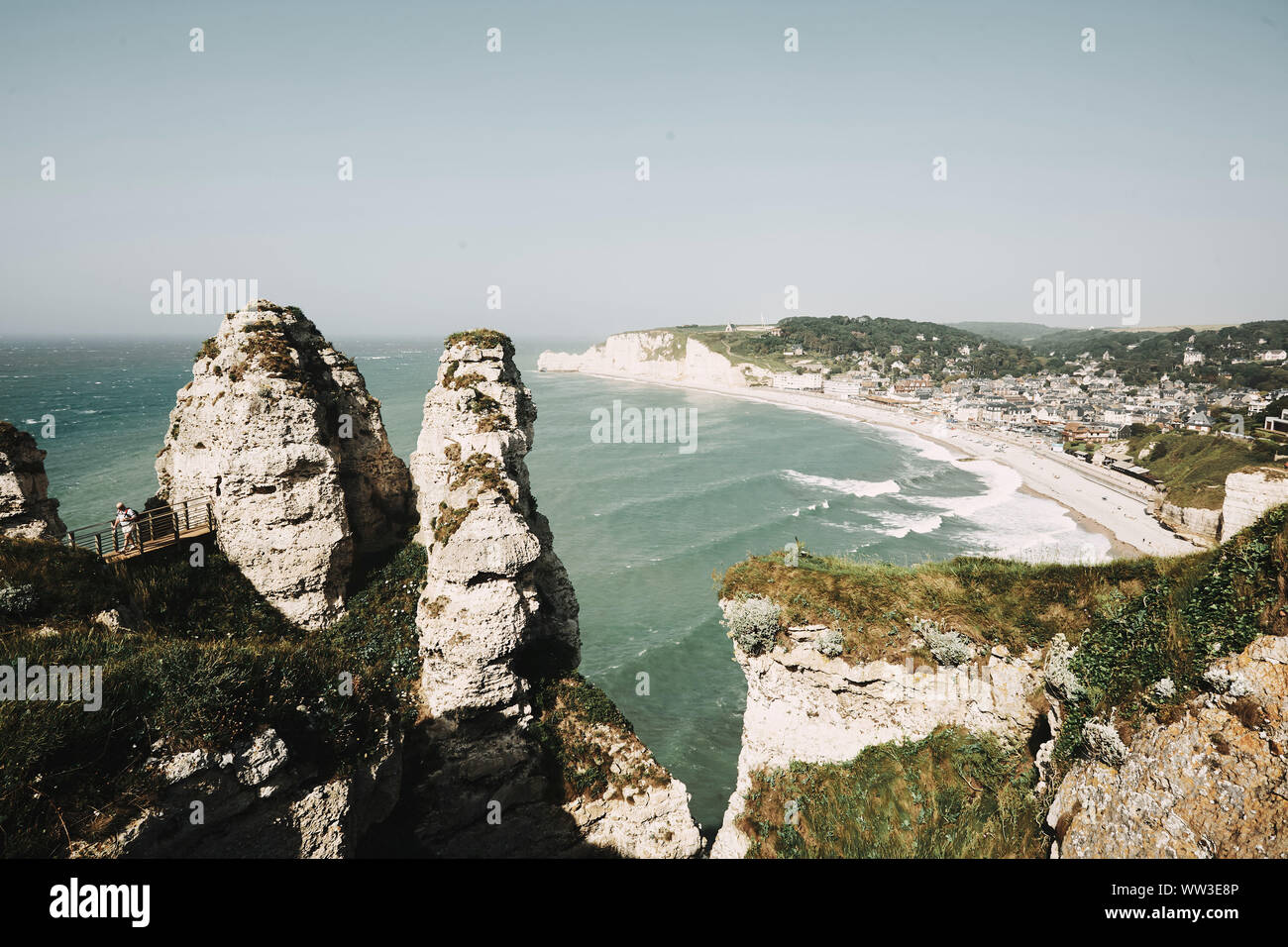 Blick auf die Etretat und weißen Felsen in der Normandie Küste Stockfoto