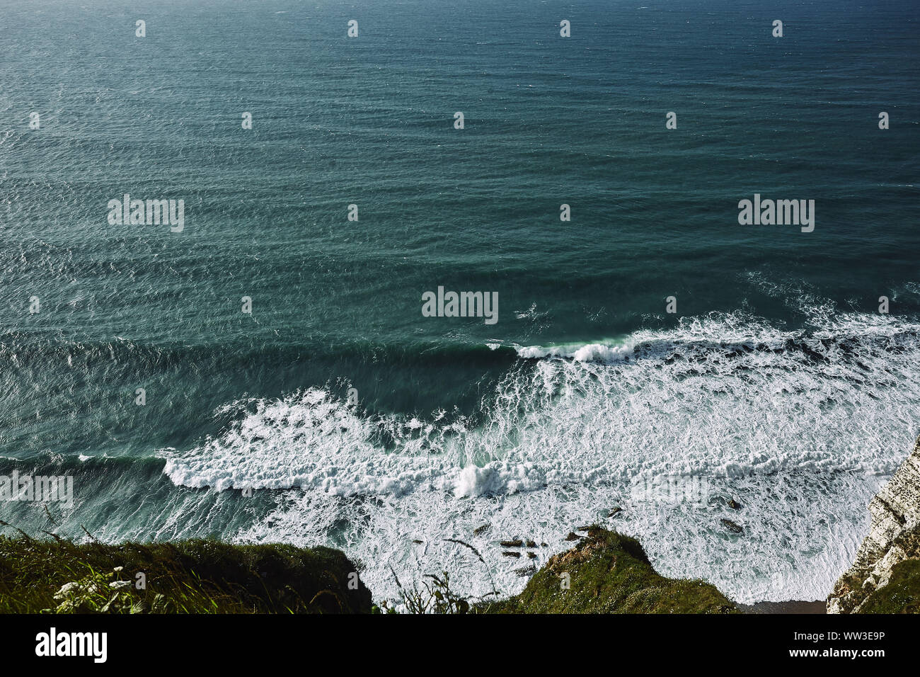 Weiß schäumende Wellen der Normandie Meer in Etretat, Frankreich Stockfoto