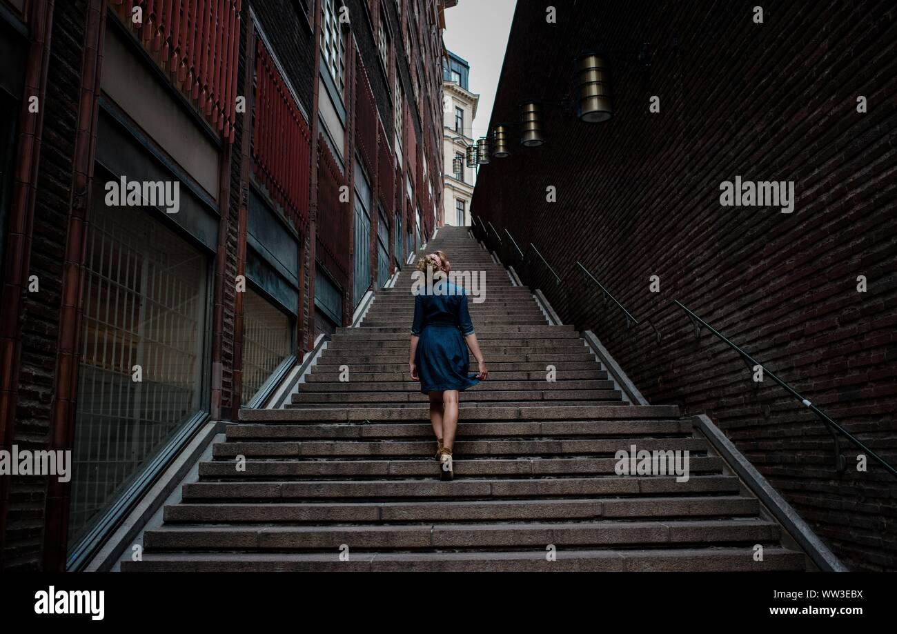 Frau in einem Kleid zu Fuß allein, viele Schritte im Stadtzentrum Stockfoto