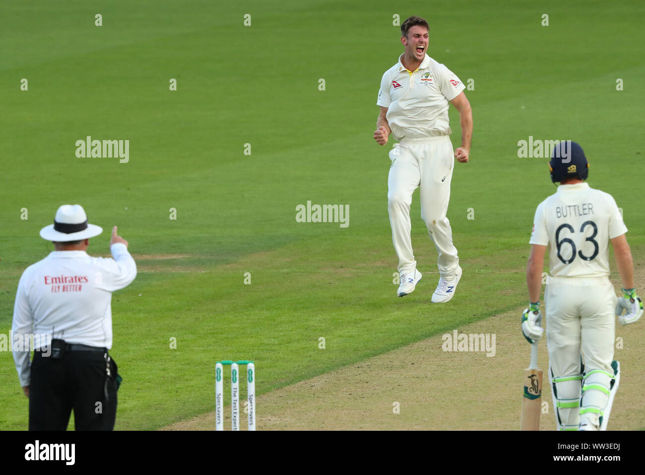 LONDON, ENGLAND. 12. SEPTEMBER 2019: Mitchell Marsh von Australien feiert die Wicket von Chris Woakes von England als Schiedsrichter Marais Erasmus-Signale während des Tages eine der 5 Specsavers Asche Test Match, Am Kia Oval Cricket Ground, London, England. Stockfoto