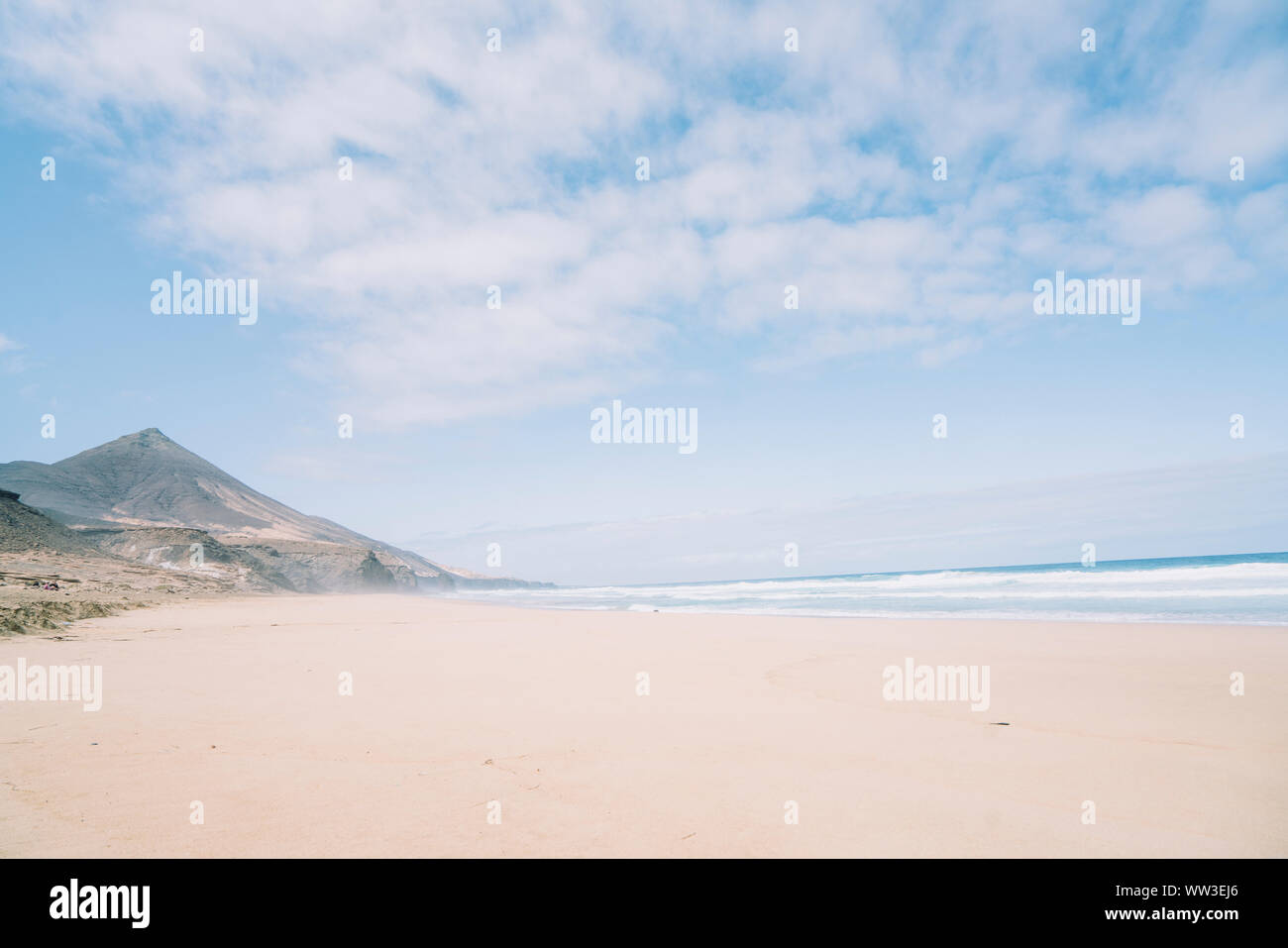 Strand und Meer während des Tages in Fuerteventura, Kanarische Inseln Stockfoto