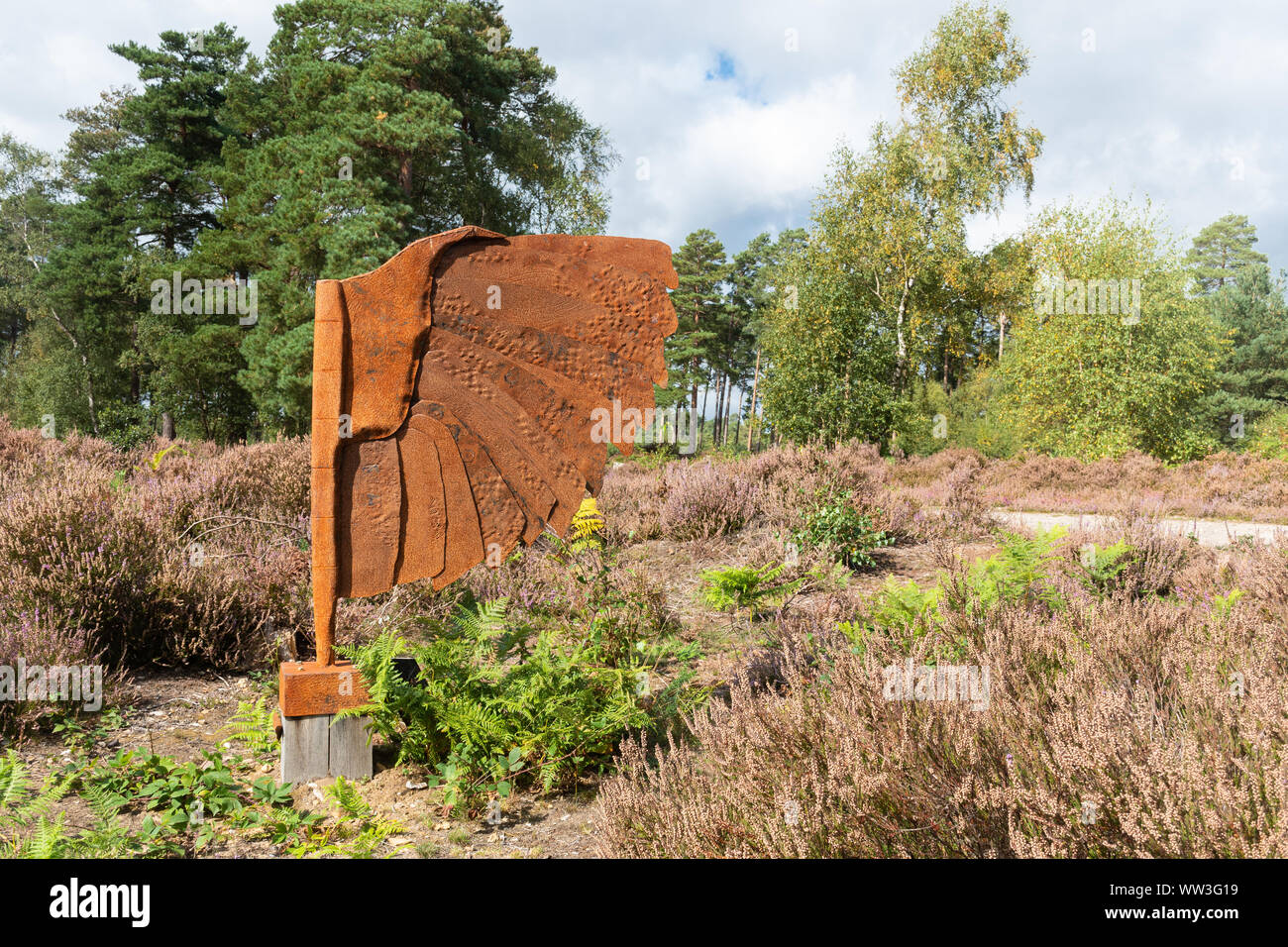 Heide Kunstwerke 2019 Fall an der RSPB Heide Farnham, Surrey, Großbritannien. Skulptur von Bird's Wing namens Koexistenz von Bildhauer wird Hecht Stockfoto