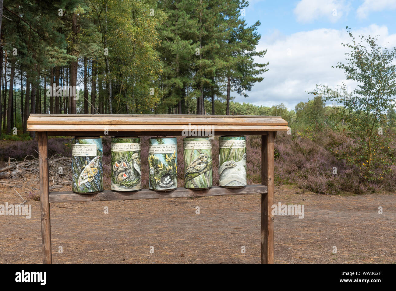 Heide Kunstwerke bei RSPB Heide Farnham, Surrey, Großbritannien. Gebet für die Heide von Katie Steiner durch Tibetische Gebetsmühlen inspiriert Stockfoto