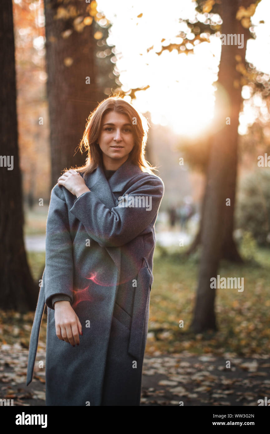 Hübsches Mädchen Wandern im Herbst Park. Schönen Herbst sonniges Wetter. Junge Frau genießen. Frauen Mode. Herbstferien. Menschen, Herbst und Leben Stockfoto