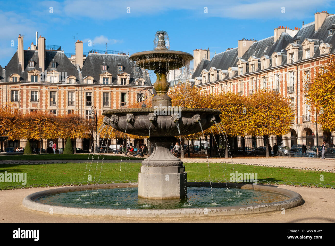 Brunnen in Place des Vosges, Le Marais, Paris Stockfoto
