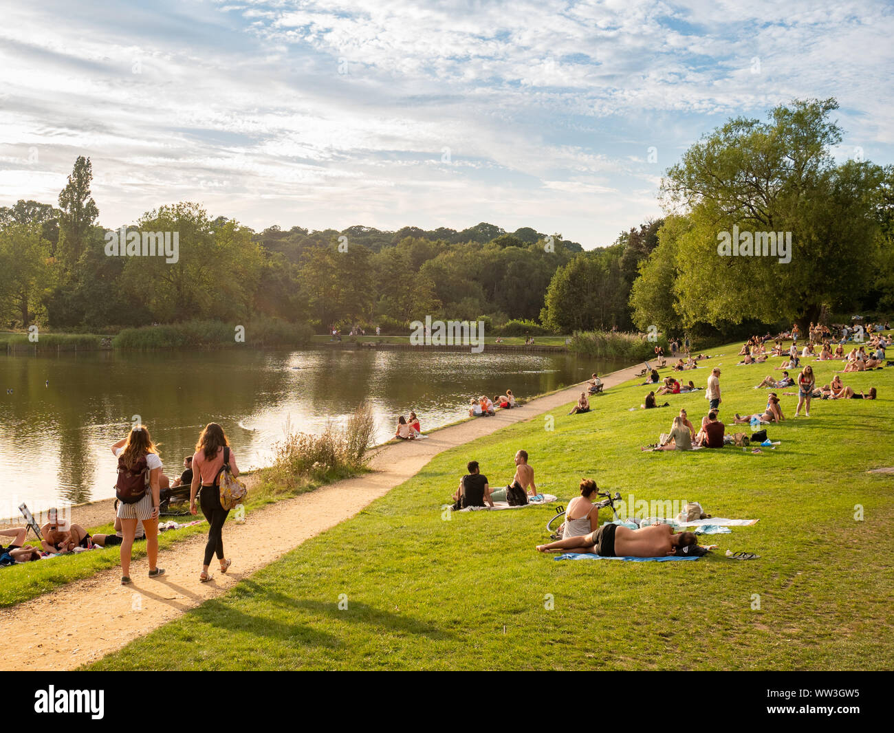 Junge Menschen in Hampstead Heath, London, UK Stockfoto