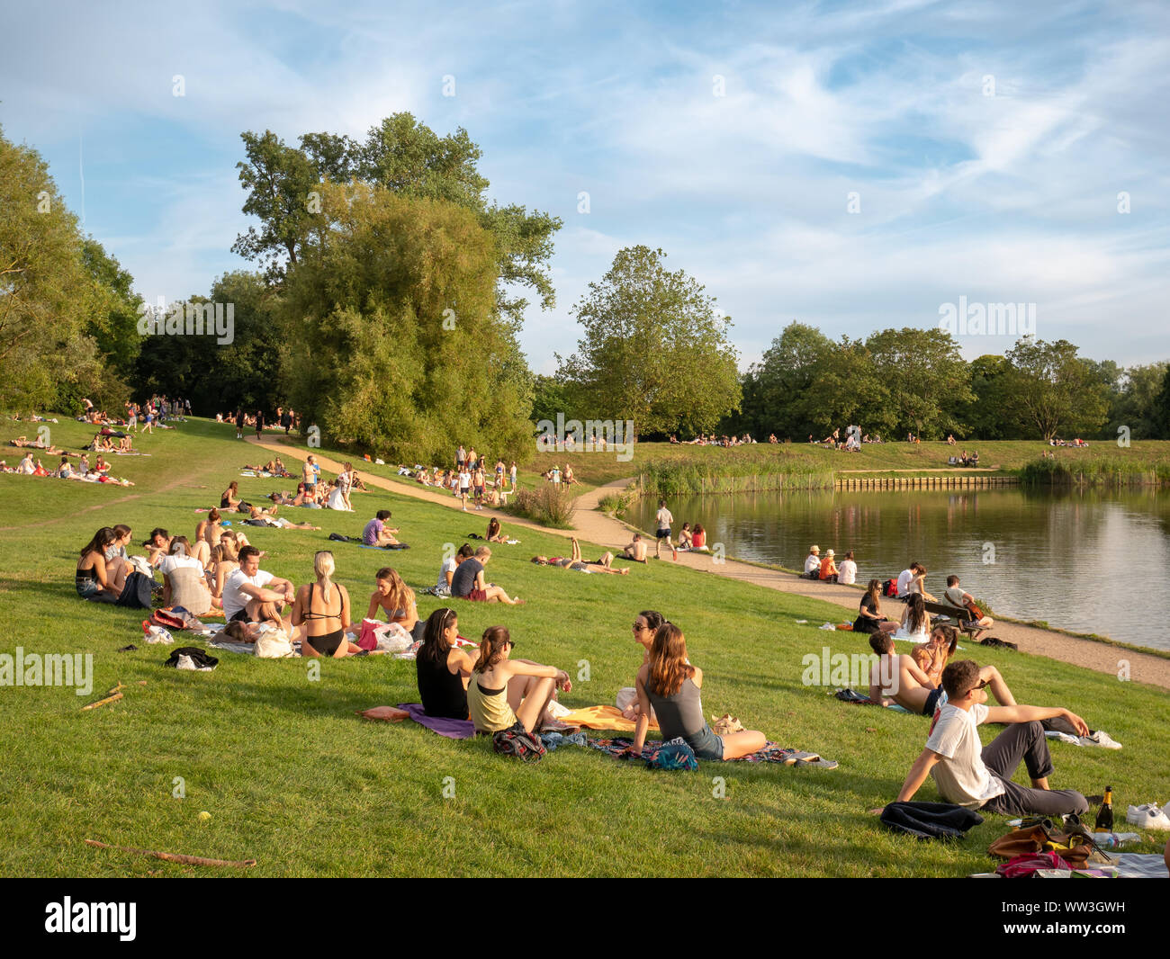 Junge Menschen in Hampstead Heath, London, UK Stockfoto