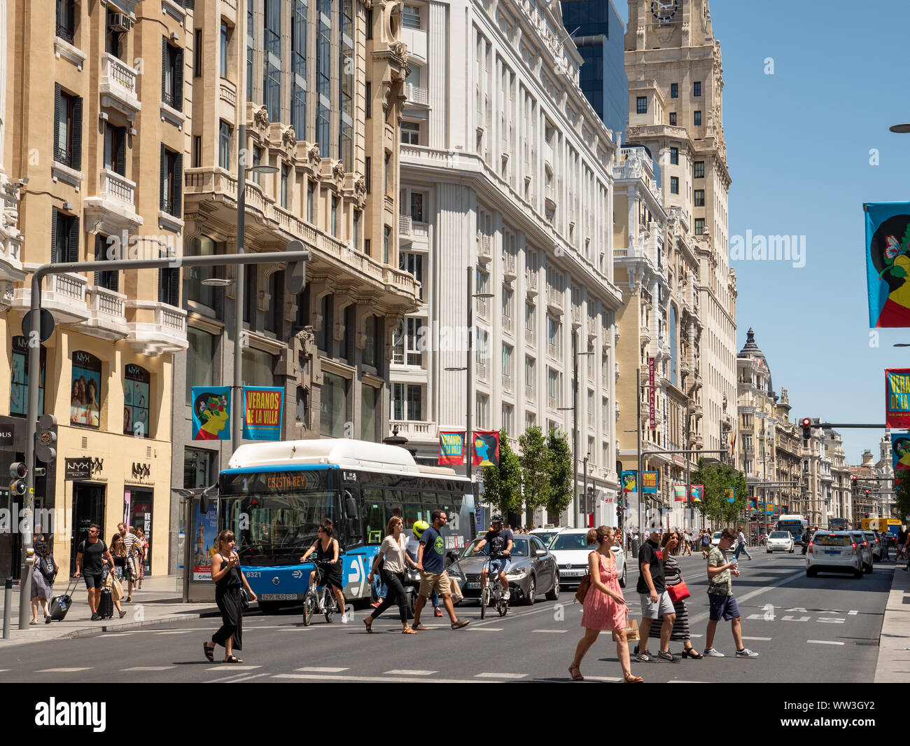 Überqueren von Gran Via, Madrid, Spanien Stockfoto