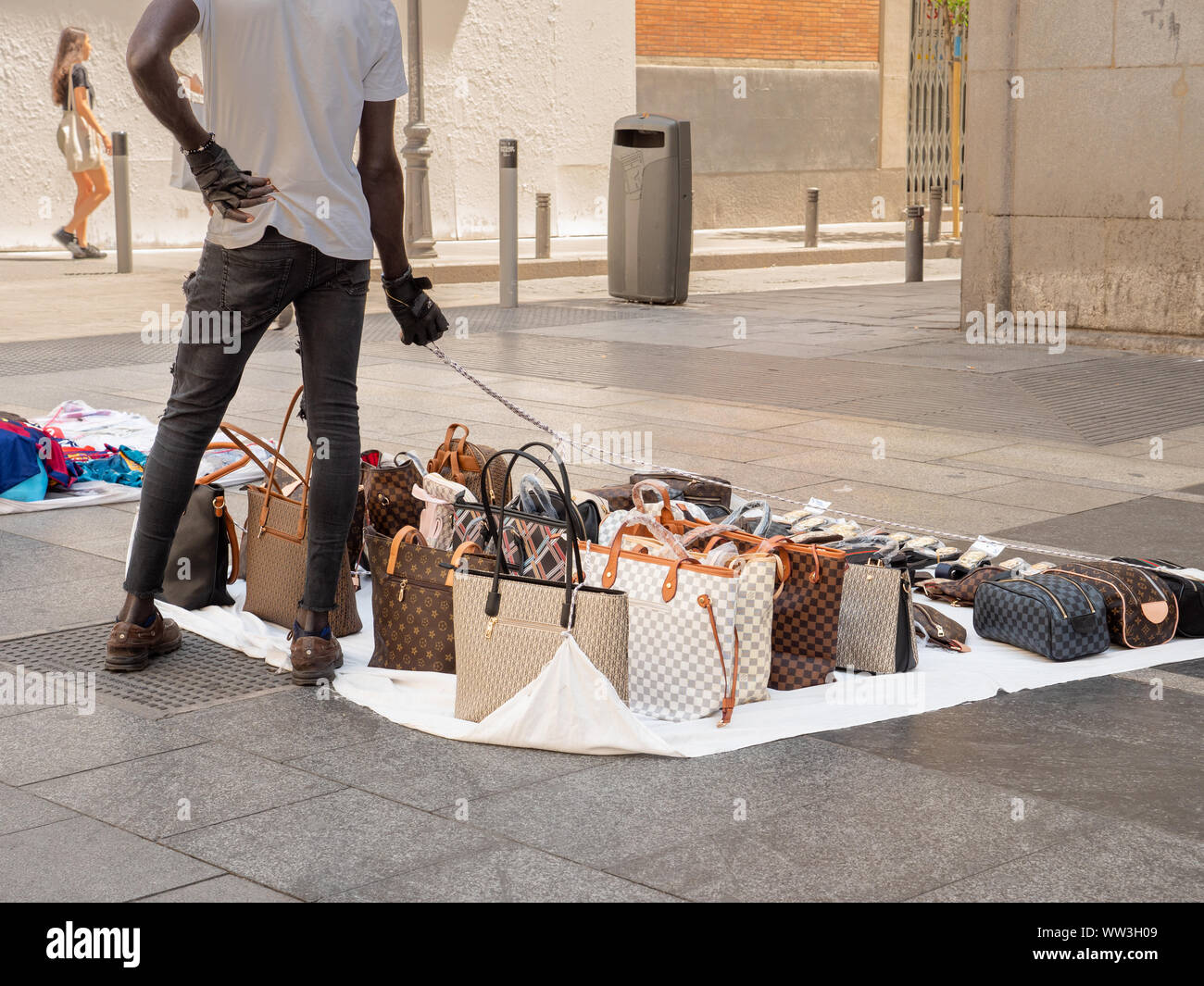 Street Hersteller Verkauf von gefälschten Handtaschen, Madrid, Spanien Stockfoto