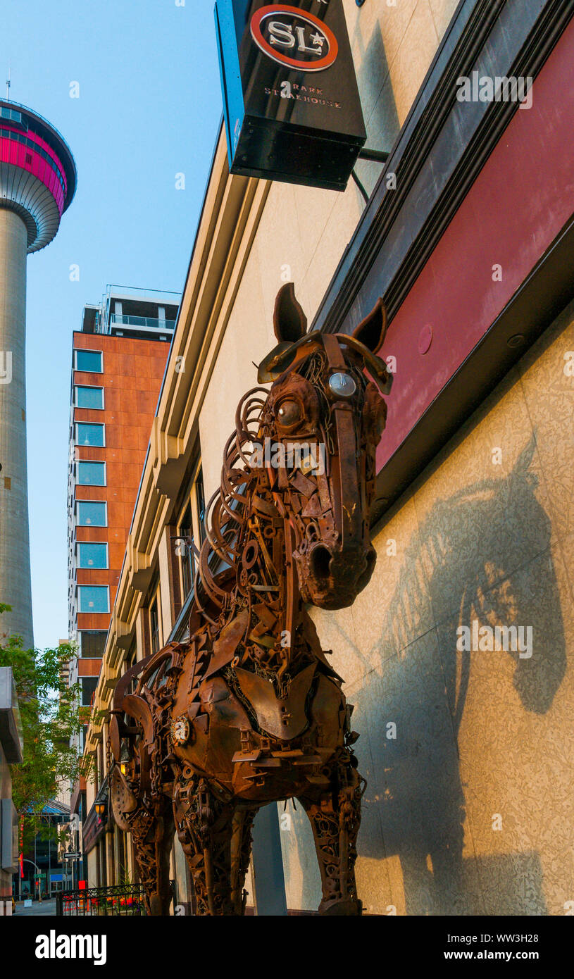 Rostiges Metall Pferdeskulptur, Ecke Stephen Avenue, Calgary, Alberta, Kanada Stockfoto