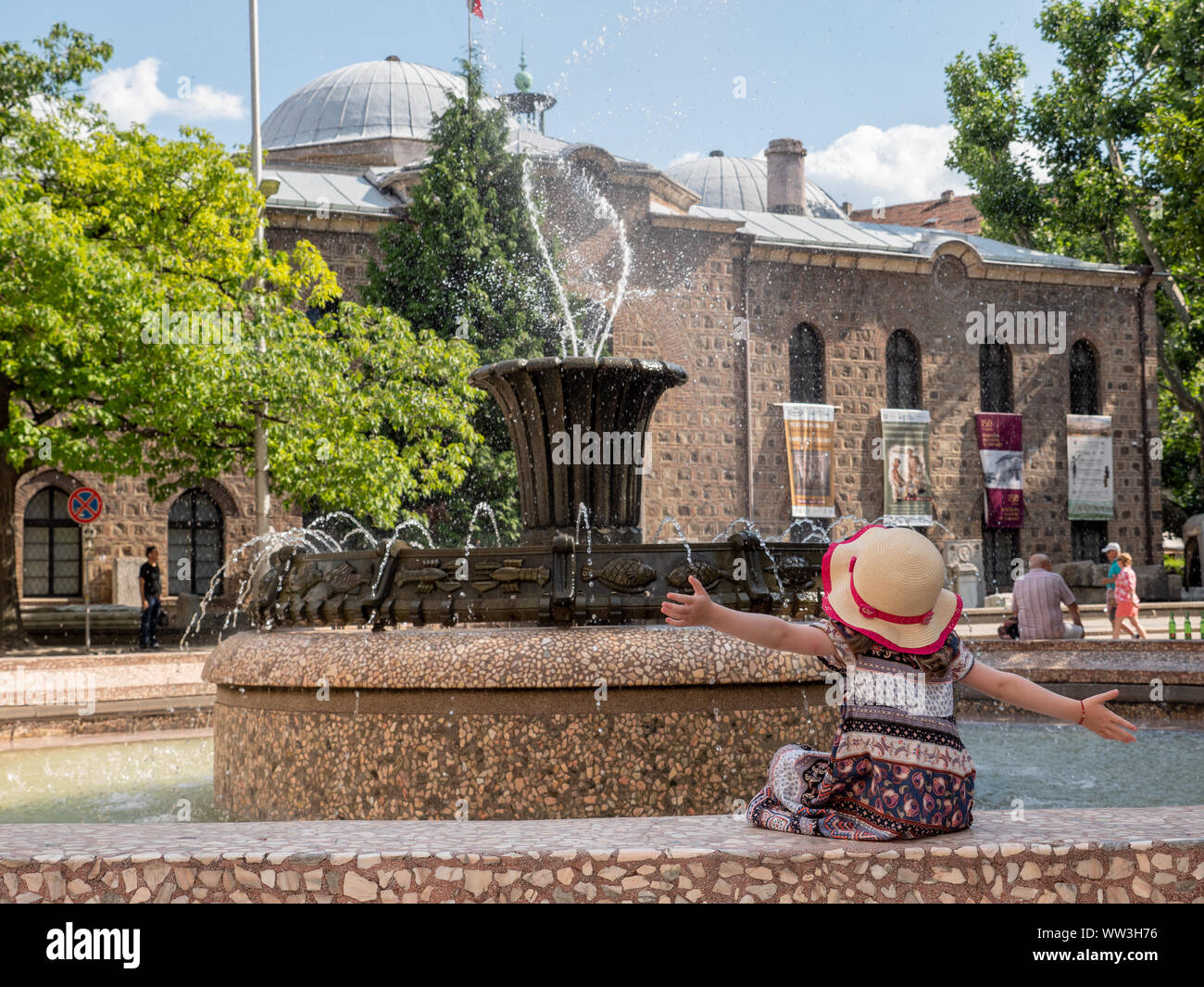 Kleines Kind Abkühlung an einem Brunnen, Sofia, Bulgarien Stockfoto