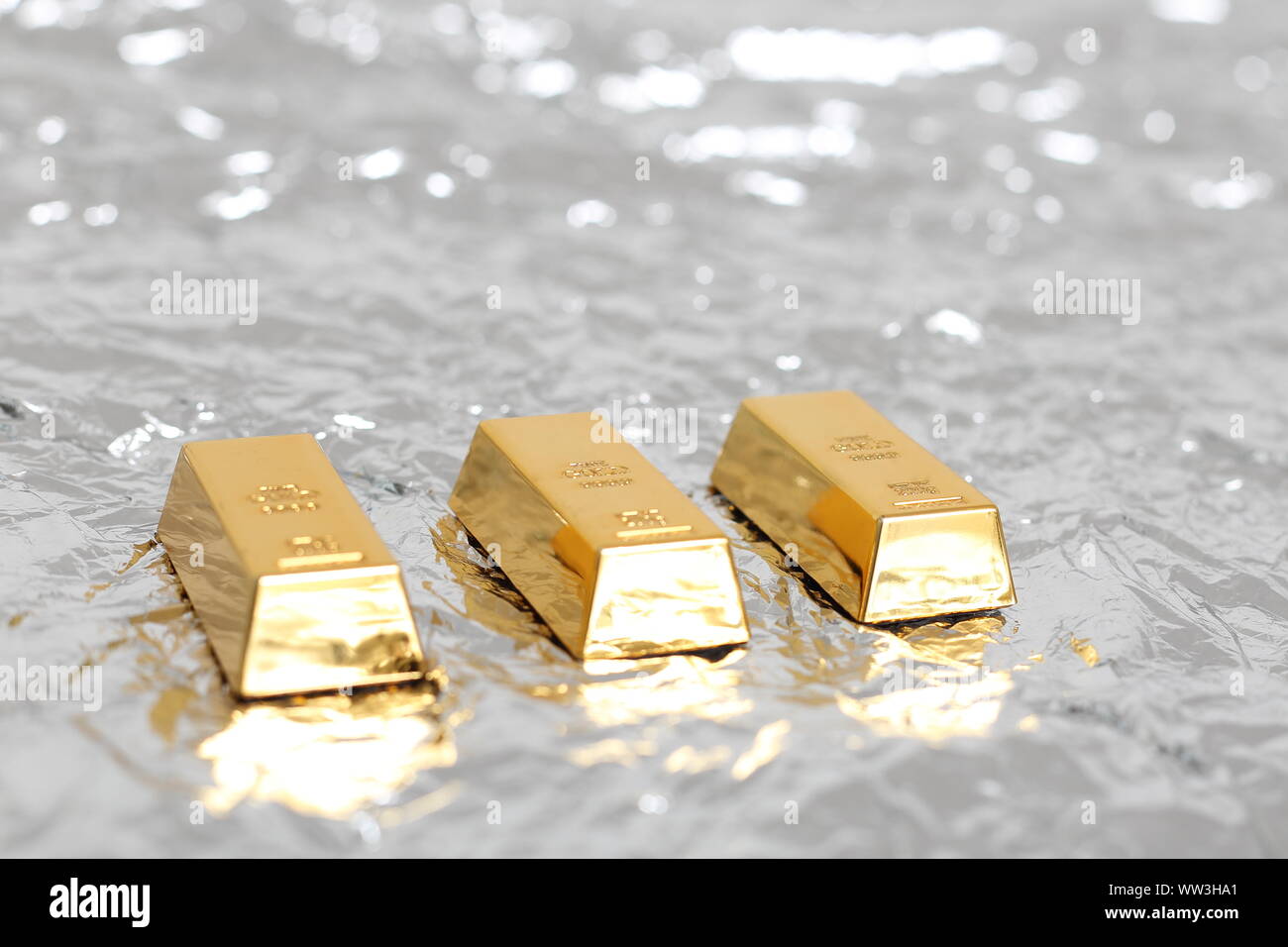 Drei Bullion Gold Bar mit Copyspace Stockfoto