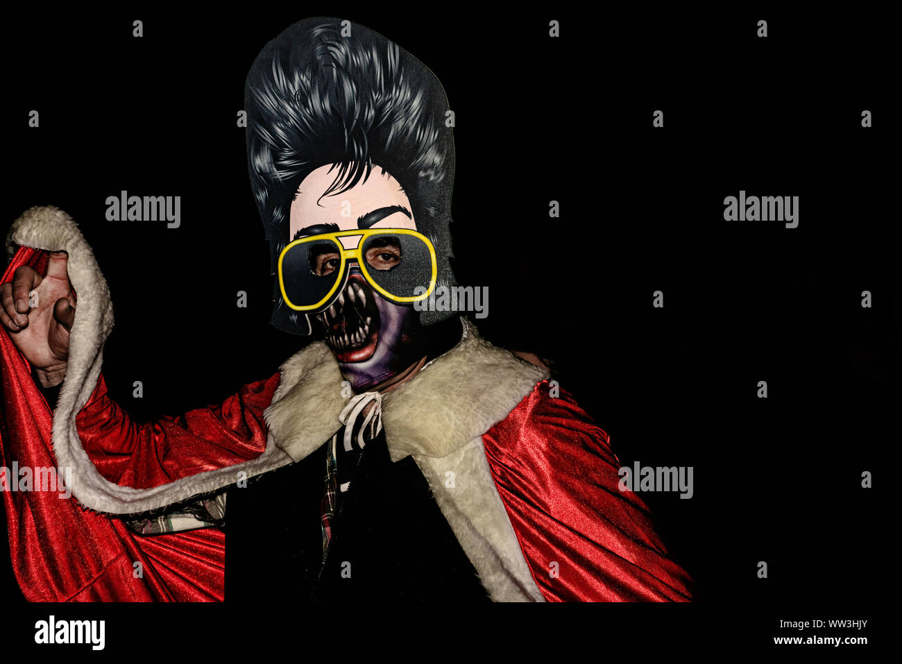 Salem, Massachusetts, USA 10/31/2015. Beängstigend Elvis auf einem dunklen Halloween Nacht. Stockfoto