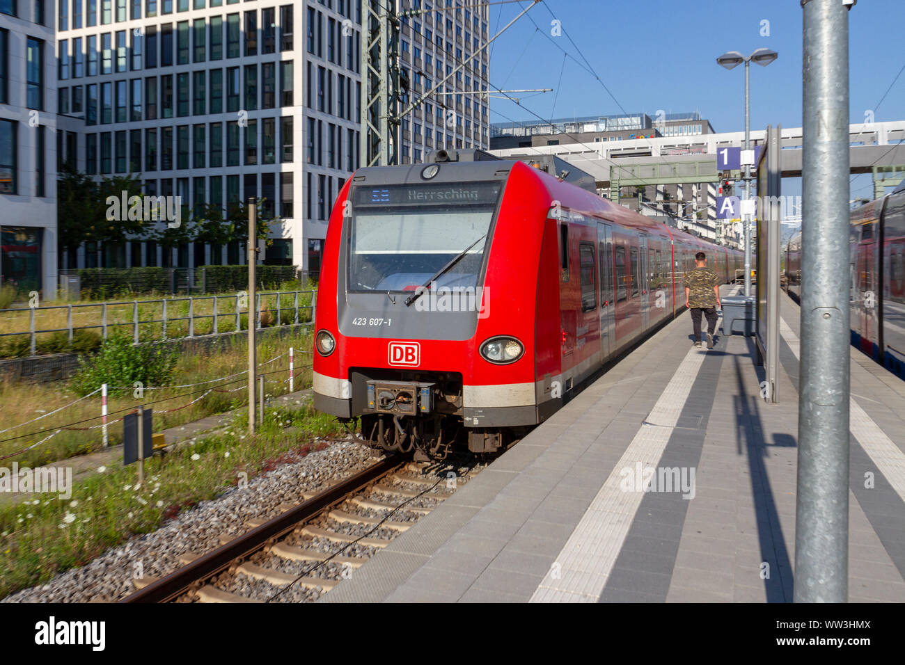 Der Münchner S-Bahn auf einer Plattform in München, Bayern, Deutschland. Stockfoto