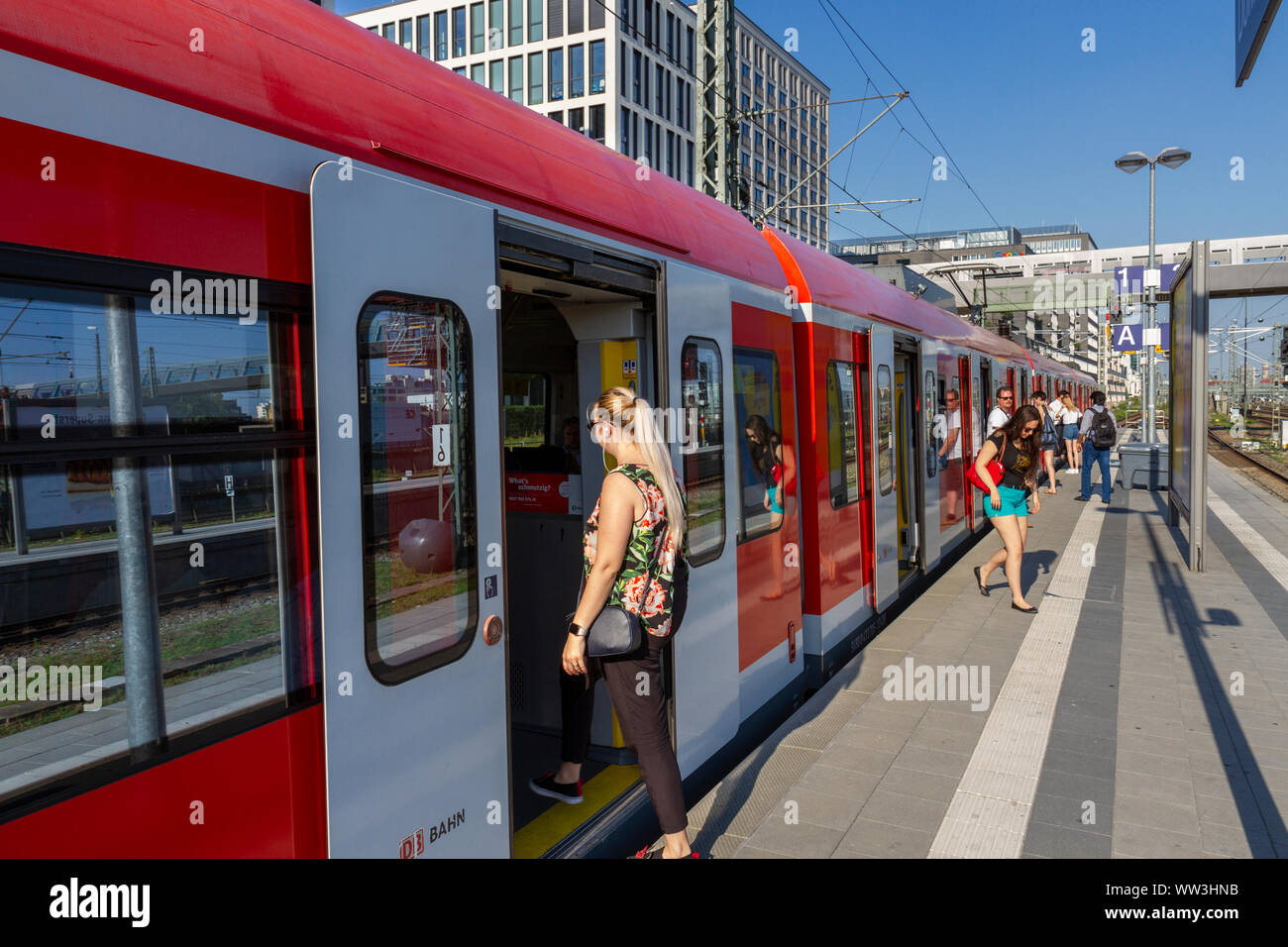 Die Passagiere in einem Münchner S-Bahn auf einer Plattform in München, Bayern, Deutschland. Stockfoto