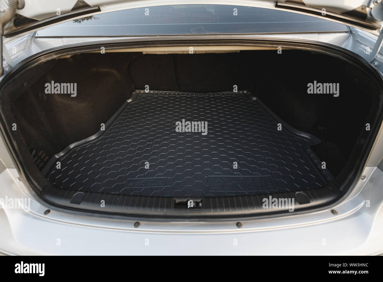 Auto Farbe grau mit offenen leer Trunk Stockfoto