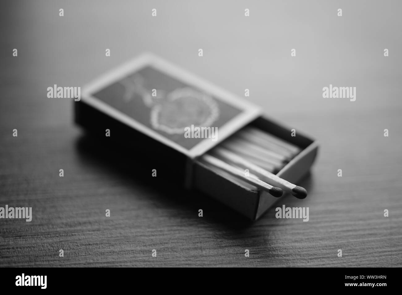 Öffnen Sie Karton mit gleichen auf dem Tisch, die Schwarz-Weiß-Fotografie Stockfoto
