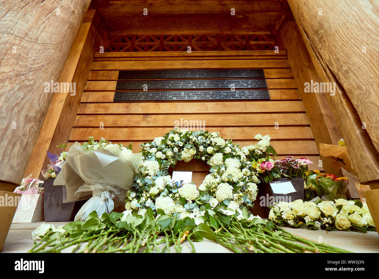 London, Großbritannien - 12 September 2019: Blumen am September 11 Memorial Garden in Grosvenor Square platziert für die 18 annoiversary der 9/11 Angriff. Stockfoto