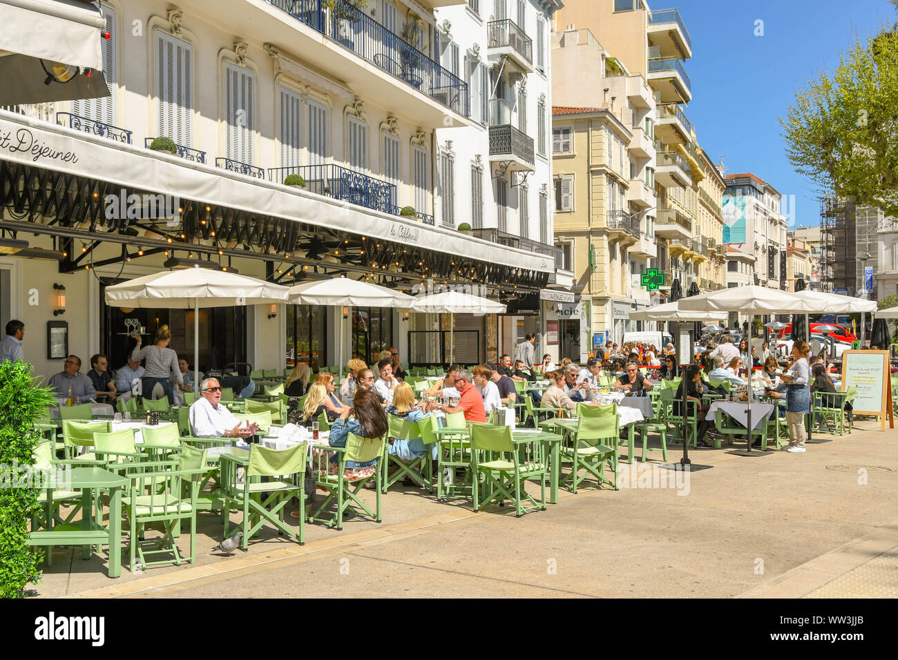CANNES, Frankreich - April 2019: Menschen sitzen an Tischen vor dem Restaurant La Californie in Cannes. Stockfoto