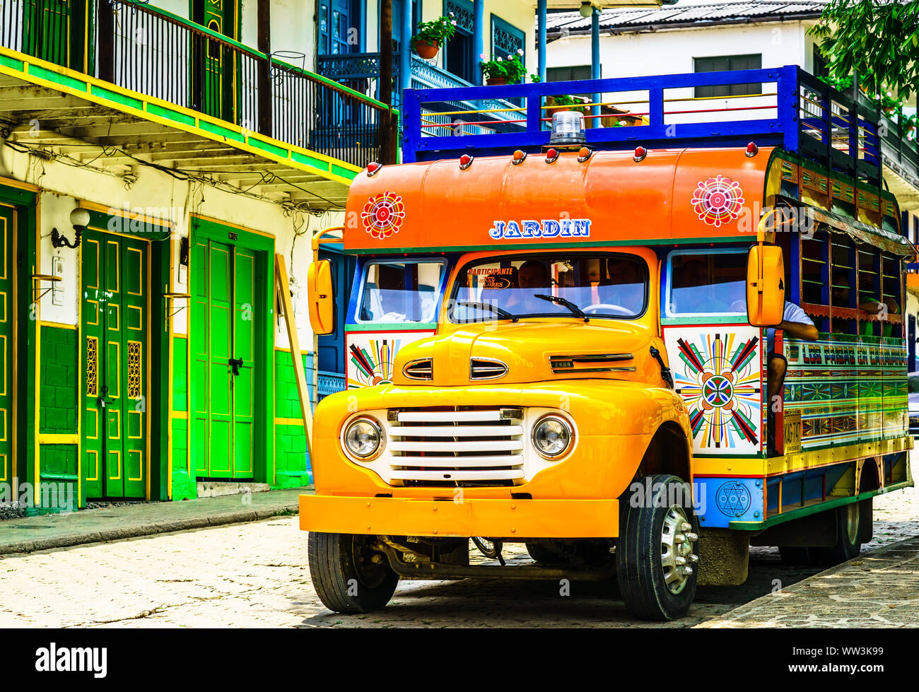 Blick auf die typischen bunten Chicken Bus in der Nähe von Jerico Antioquia, Kolumbien, Südamerika Stockfoto