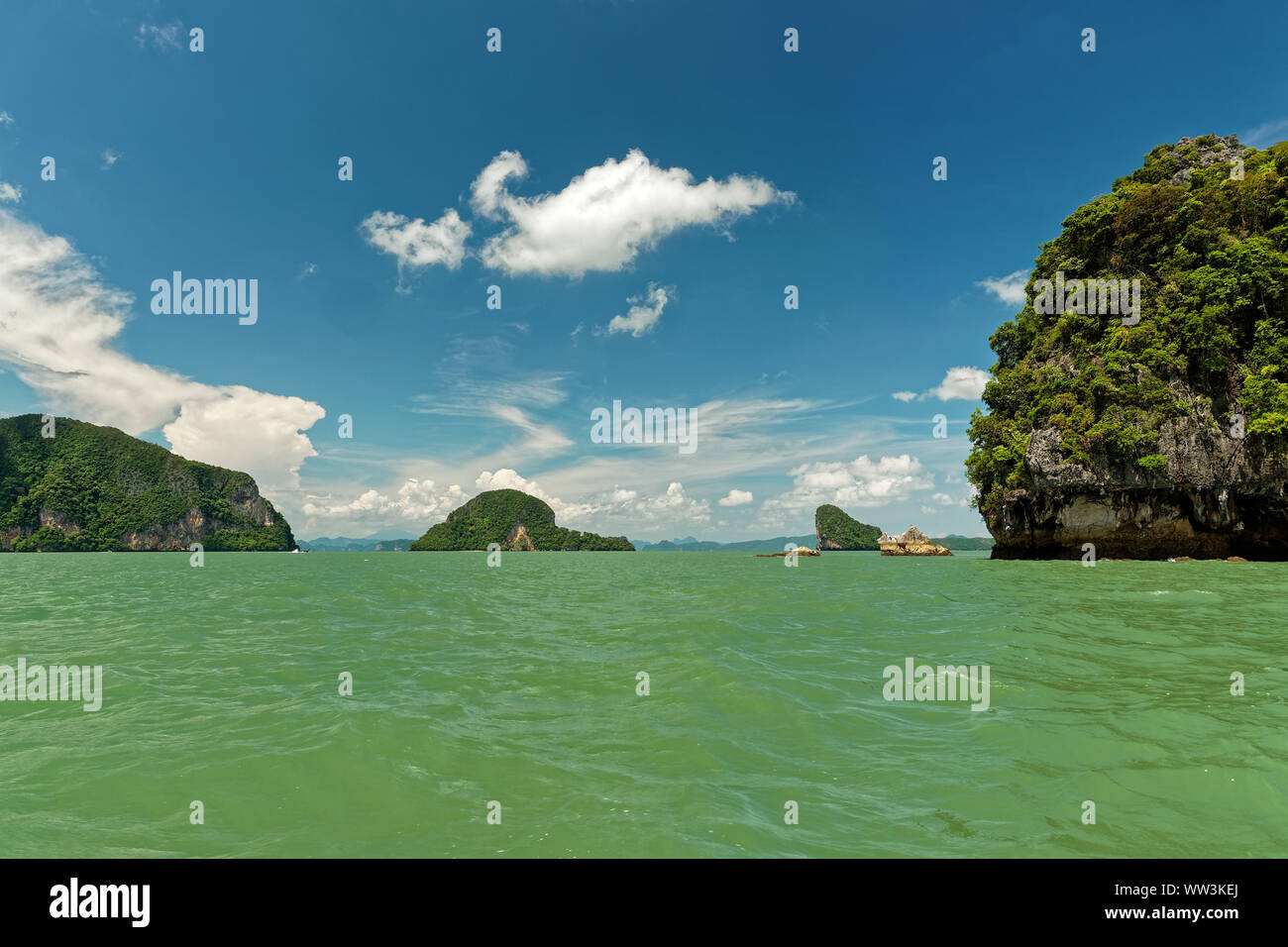 Thailand - Ao Phang-nga Nationalpark, besteht aus einem Gebiet der Andamanensee besetzt mit zahlreichen Kalkstein Turm karst Inseln, am besten bekannt ist Khao Stockfoto