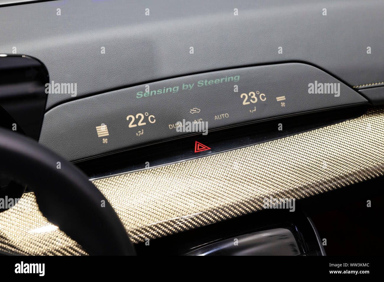 Verborgene Anzeige in Standard Oberfläche des Autos integriert - nicht sichtbar leitfähiger Folie wenn deaktiviert Stockfoto