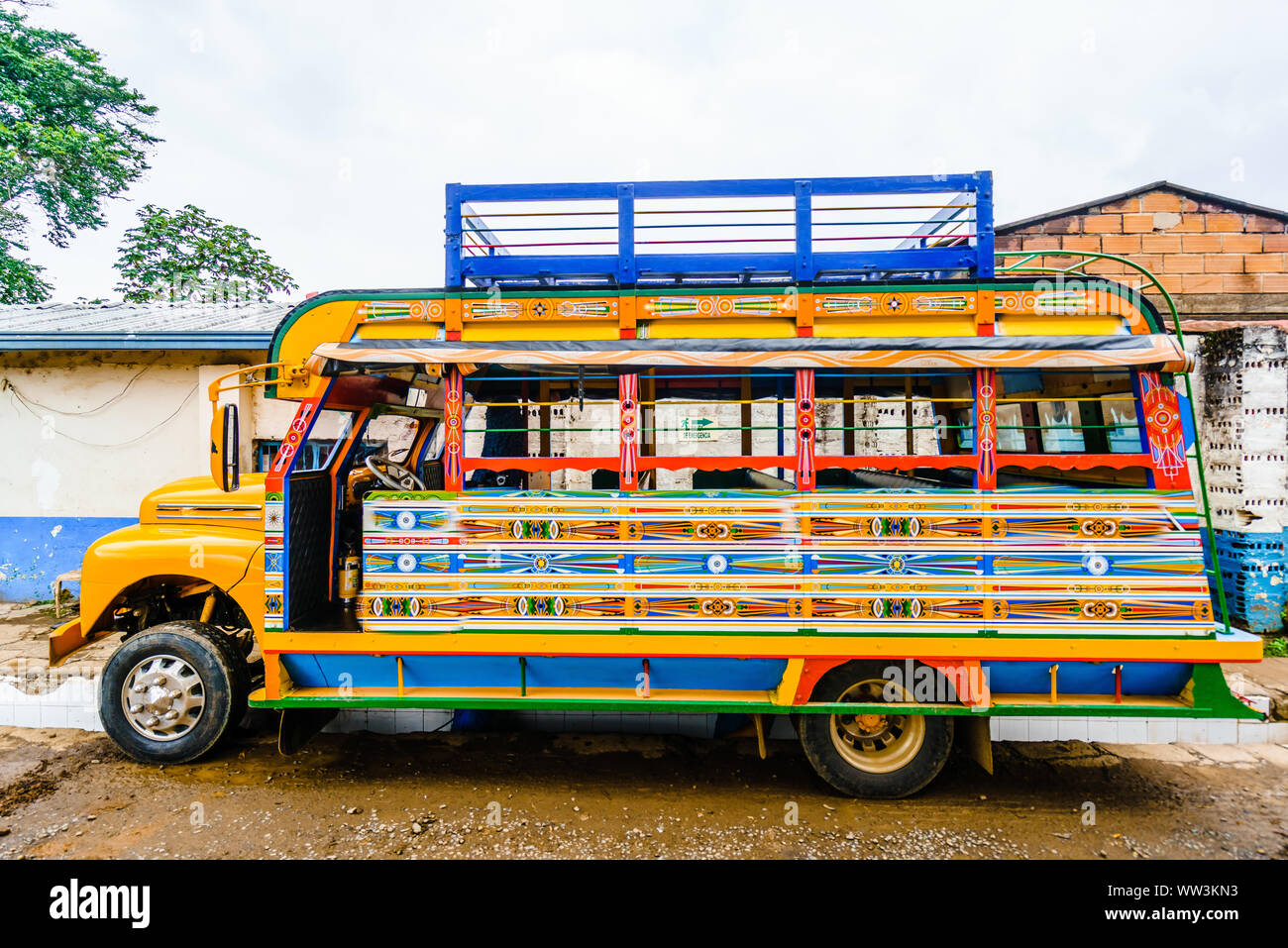 Blick auf die typischen bunten Chicken Bus in der Nähe von Jerico Antioquia, Kolumbien, Südamerika Stockfoto