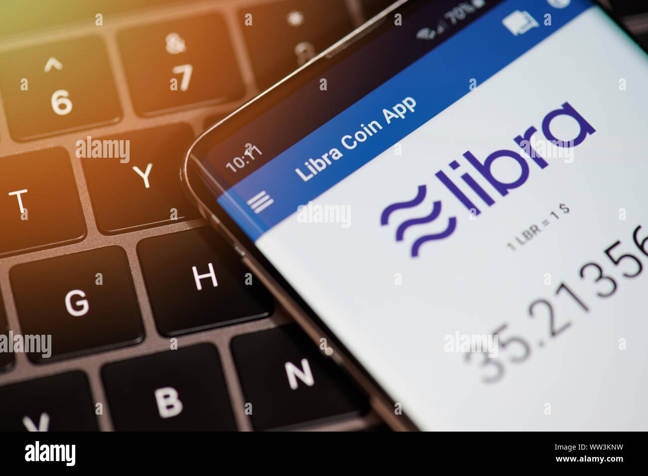 New York, USA - 12. September 2019: Facebook Waage Münze app Menü im Bildschirm des Smartphones Nähe zu sehen. Stockfoto