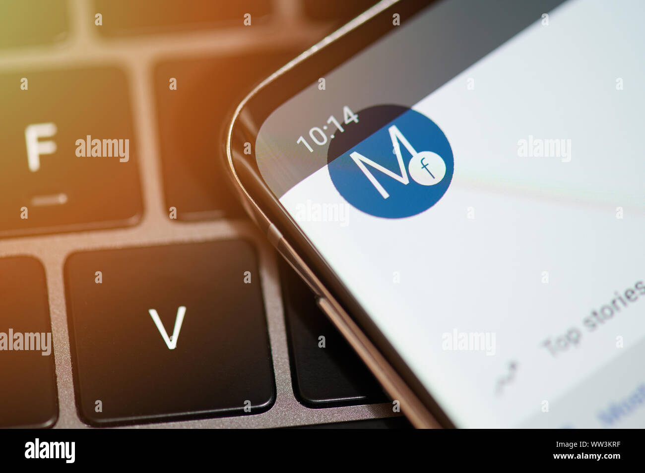 New York, USA - 12. September 2019: Facebook Waage Münze app Symbol im Bildschirm des Smartphones Nähe zu sehen. Stockfoto