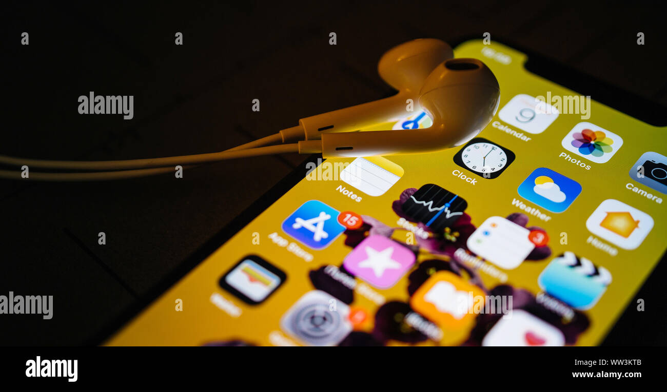 Paris, Frankreich, 12.September 2019: Apple Computer EarPods auf das neueste iPhone 11 Pro Smartphone mit OLED-Bildschirm und alle Apps im Hintergrund mit tilt-shif Lwl auf Einstellungen App Stockfoto
