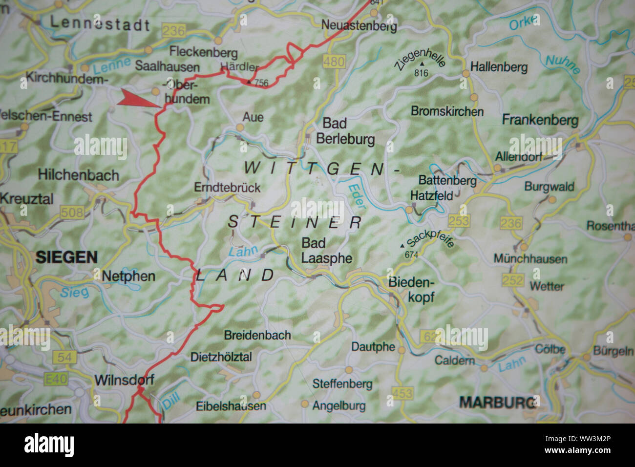 Karte auf der Seite der Straße in der deutschen Region Sauerland Stockfoto
