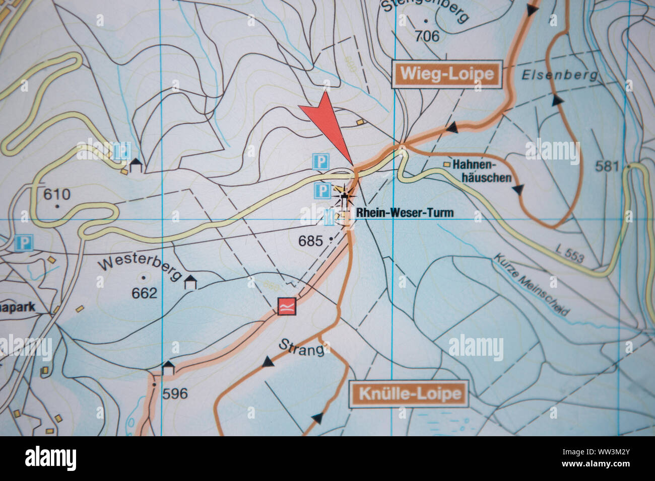 Karte auf der Seite der Straße in der deutschen Region Sauerland Stockfoto