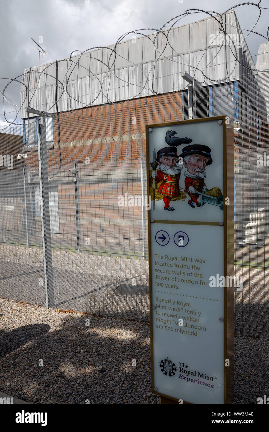 Sicherheitszaun an der Royal Mint,, Llantrisant Pontyclun, Wales Stockfoto