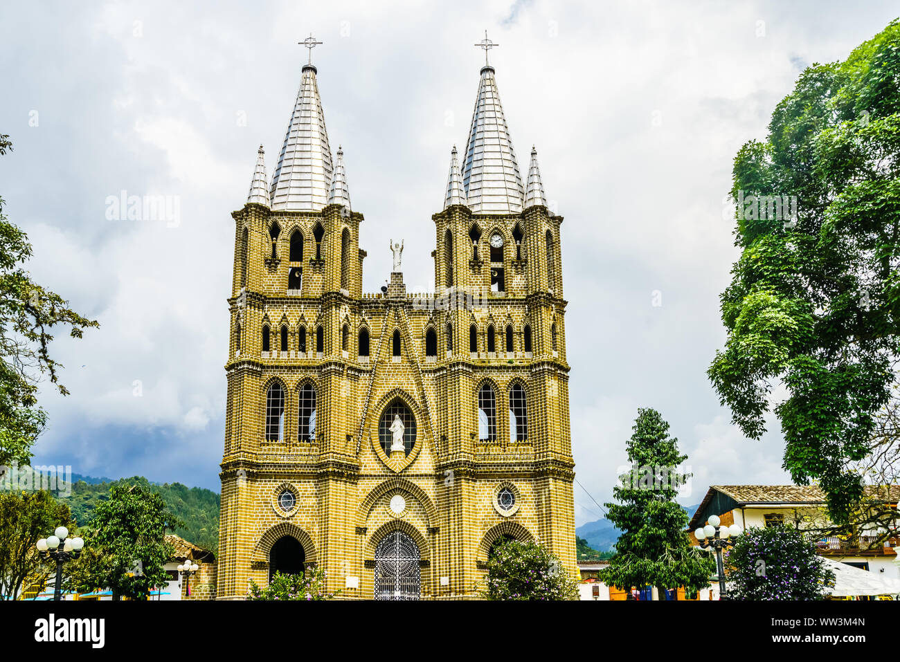 Blick auf Kirche und Hauptplatz in der kolonialen Stadt El Jardin, Kolumbien, Südamerika Stockfoto